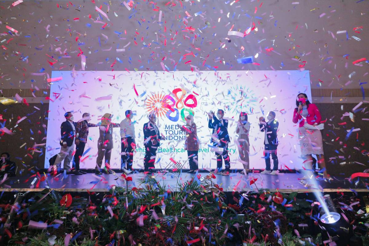 A group of Roblox avatars celebrating at a virtual event