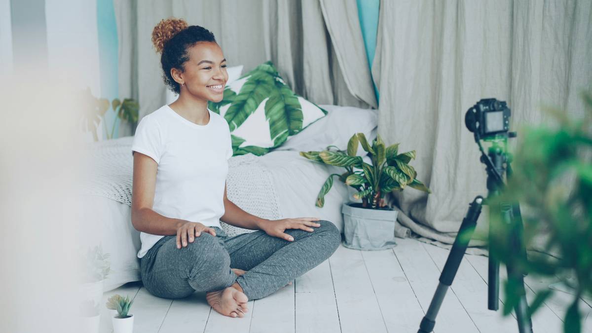 Infographic showing average player growth after being featured in the Roblox Creator Spotlight.