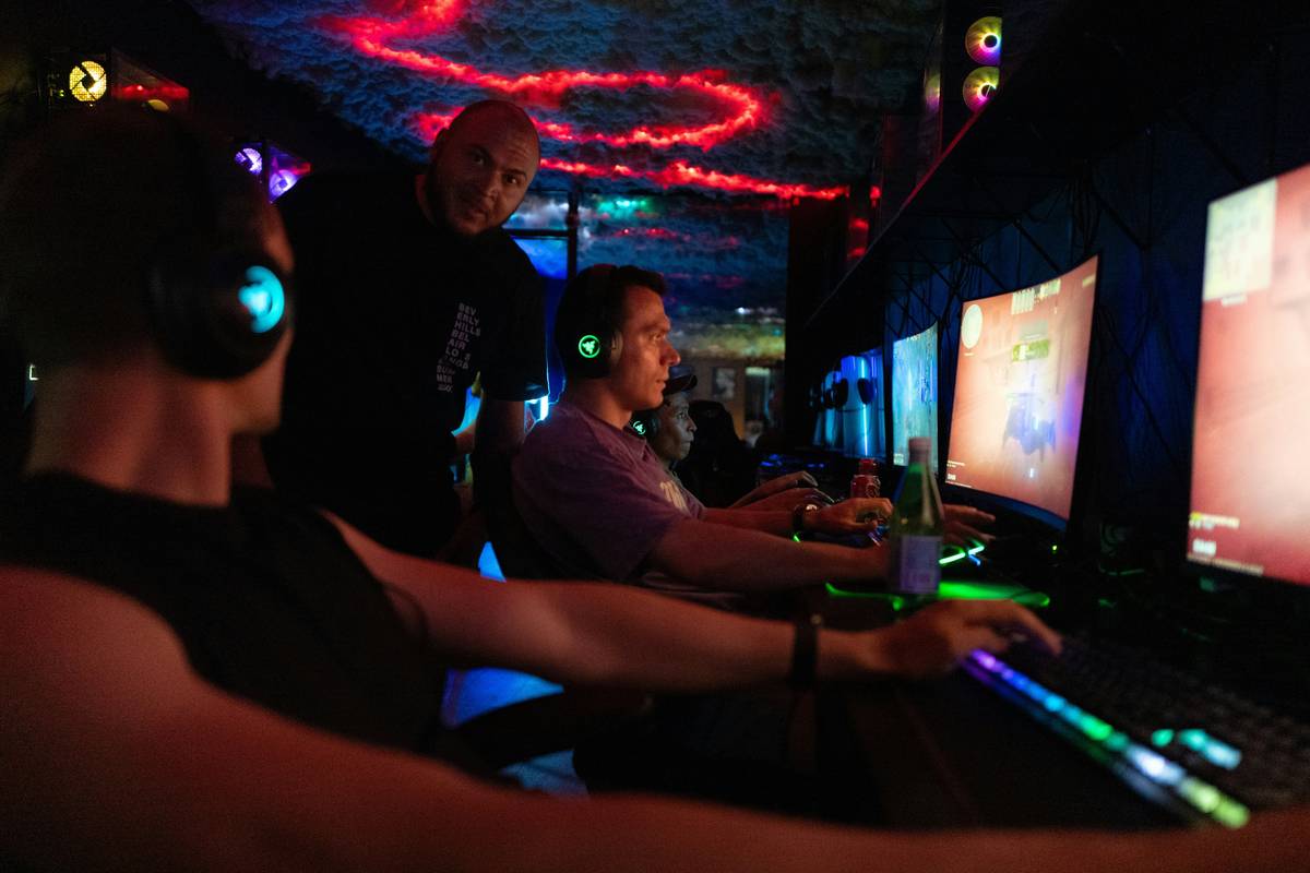 Players collaborating in a virtual Roblox environment