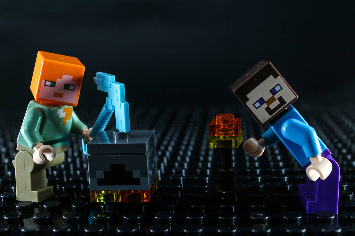 Virtual crowd at Bloxburg Fashion Week showcasing trendy clothing styles